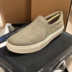 New in Box Dr. Scholl’s Nova Sage Green Microfiber Slip On Loafer Women’s Size 9